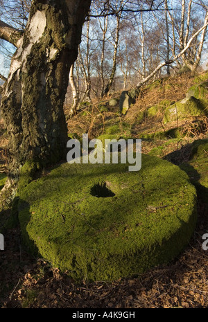 Abbandonato grinta macine a bolo cava di collina vicino a bordo Stanage nel Derbyshire England Regno Unito Foto Stock