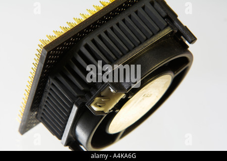 Closeup calcolatore unità CPU mostra la ventola di raffreddamento e il pin placcati oro su altro lato Foto Stock