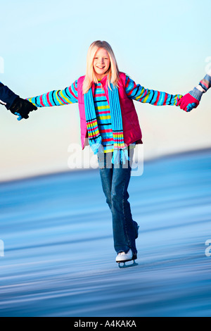 Tenere la mani mentre pattinaggio Foto Stock