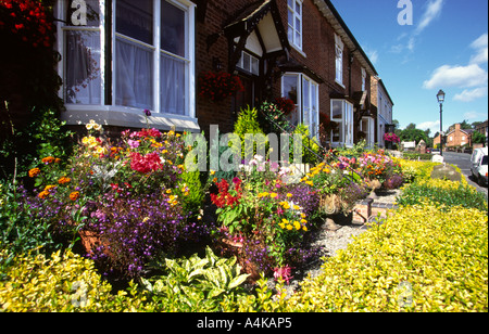 Regno Unito Cheshire Malpas villaggio giardino pieno di fiori Foto Stock