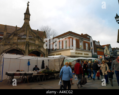 Salisbury Wiltshire England Sabato mercato presso la Croce di Poultry in Piazza del mercato con gli acquirenti e le bancarelle Foto Stock