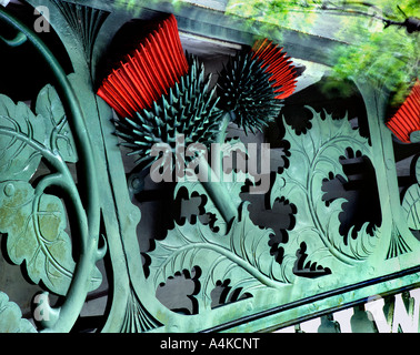 Close up decorativo di ferro battuto sul lato di Thomas Telford's Waterloo ponte sopra il fiume Conwy, Betws-y-Coed, il Galles del Nord. Foto Stock