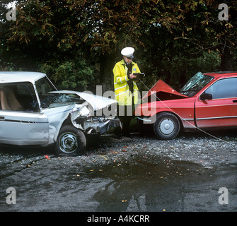 Un policement misurazioni sulla scena di un incidente stradale. Foto Stock