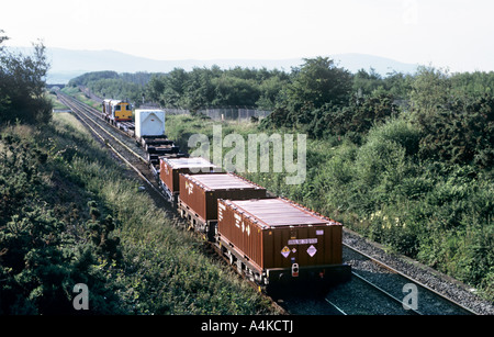 Un treno che trasportano contenitori di basso livello di residui radioattivi si avvicina alla Drigg rifiuti radioattivi sito di stoccaggio in Cumbria. Foto Stock