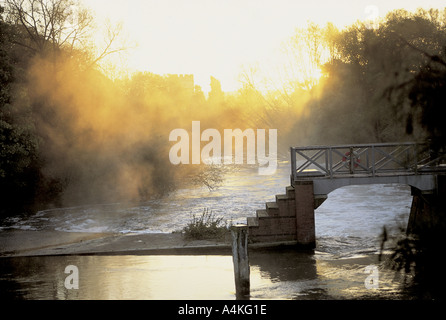 Guardando lungo il Tamigi verso lo stramazzo vicino a Goring Foto Stock