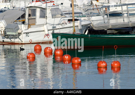 Ormeggiate barche e boe Foto Stock