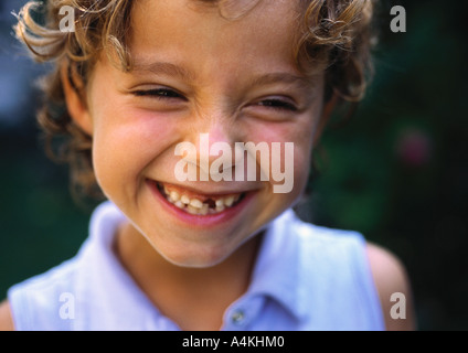 Ragazza con dente mancante sorridente Foto Stock