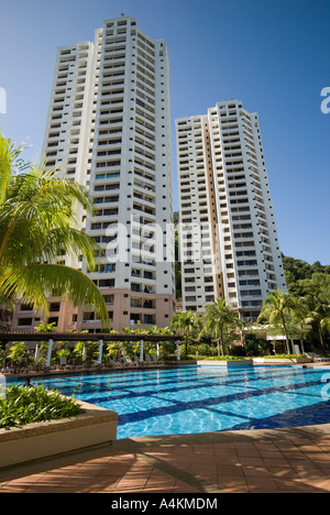 Alto edificio di appartamenti condominiali Batu Ferringhi Penang Foto Stock