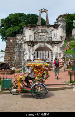 Decorato in maniera colorata trishaws al di fuori di una famosa fortezza Portoghese in Malacca Foto Stock