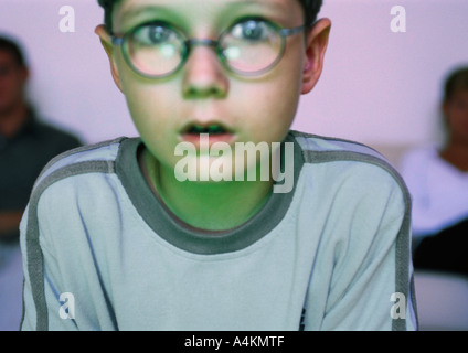 Little Boy indossando occhiali, close-up Foto Stock