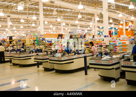 Sezione di cassa di un grande supermercato Tesco in Malesia Foto Stock