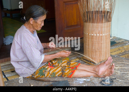 Una donna Bidayuh cestini di tessitura in corrispondenza di una casa lunga a Annah Rais vicino al confine indonesiano nel sud del Sarawak Malaysia Foto Stock