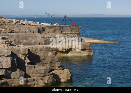 Una volta una gru utilizzata per il sollevamento di blocchi di pietra ora barche e pulpito le rocce in Portland Bill Dorset, Inghilterra Foto Stock