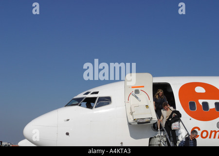 Easyjet basso costo aereo di linea di passeggeri sbarco all'aeroporto Marco Polo di Venezia Italia Foto Stock