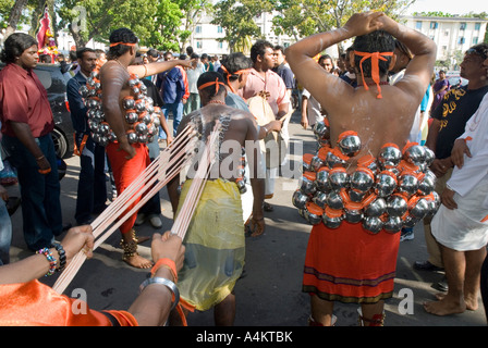 Gli indiani malesi celebrano il Thaipusam a Georgetown Penang con ganci perforati attraverso la pelle Foto Stock