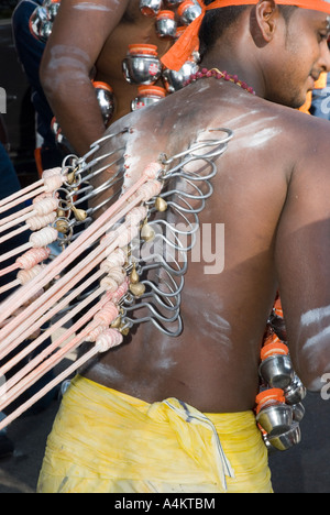Gli indiani malesi celebrano il Thaipusam a Georgetown Penang, un festival di penitenza dedicato a Lord Murugan, con ganci perforati attraverso la pelle Foto Stock