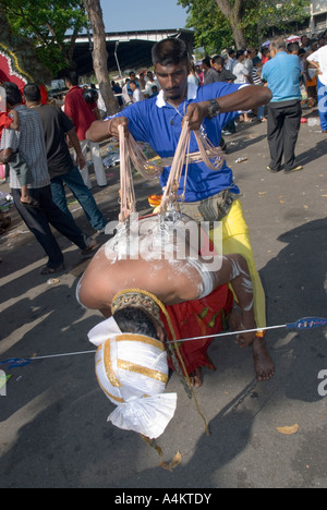 Gli indiani malesi celebrano il Thaipusam a Georgetown Penang con ganci perforati attraverso la pelle Foto Stock