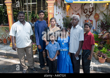 Vestiti con i loro abiti migliori per il festival gli indiani Tamil malesi celebrano Thaipusam a Georgetown Penang Foto Stock