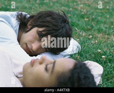 Il giovane e la giovane woma sdraiati sull'erba Foto Stock