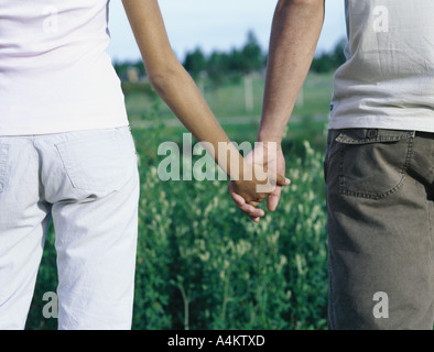 Coppia giovane Holding Hands, metà sezione Foto Stock