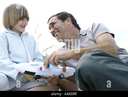 Padre e figlio azienda toy piano Foto Stock