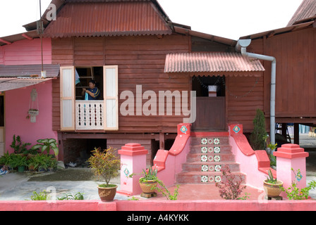 Tipica casa malese in una città interna kampong Kampung Morten in Malacca Foto Stock