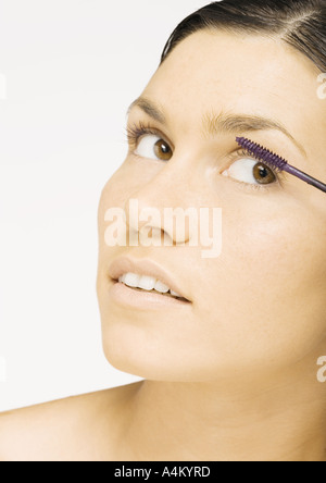 Donna applicazione di mascara Foto Stock