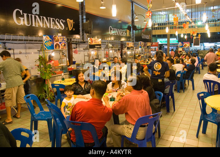 Un vivace food court con la pubblicità della GUINNESS in Ipoh Malaysia Foto Stock