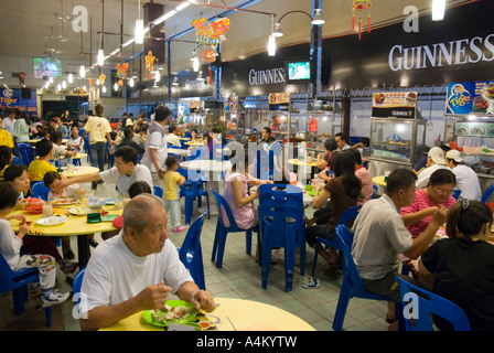 Un vivace food court con la pubblicità della GUINNESS in Ipoh Malaysia Foto Stock