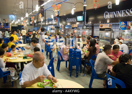 Un vivace food court con la pubblicità della GUINNESS in Ipoh Malaysia Foto Stock