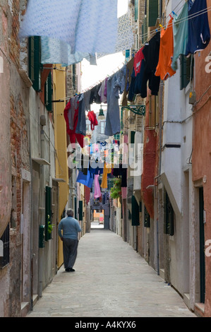 Stretta strada pedonale con i panni appesi Foto Stock