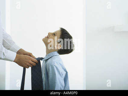 Uomo fascetta di legatura attorno al ragazzo del collo Foto Stock