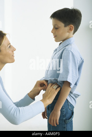 La madre del ragazzo di medicazione Foto Stock