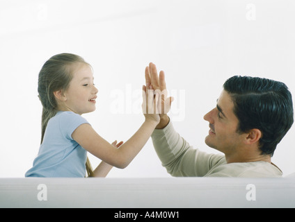 L uomo e la ragazza che gioca a mano gioco battendo le mani Foto Stock