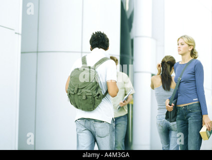 Gli studenti in piedi vicino all'edificio Foto Stock