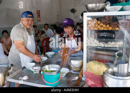 Uno chef che prepara laksa e tagliatelle in un ristorante di Ipoh Malaysia Foto Stock