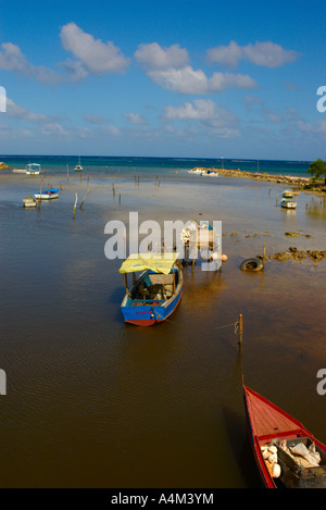 Piccole barche da pesca sul mare Guadarlavaca Guardalavaca Holguin provincia Cuba Foto Stock