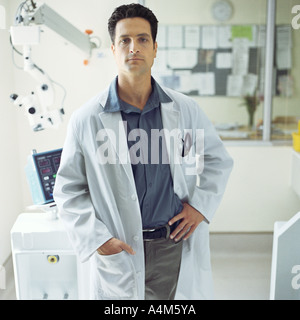 Dottore in piedi di fronte ad attrezzature mediche Foto Stock