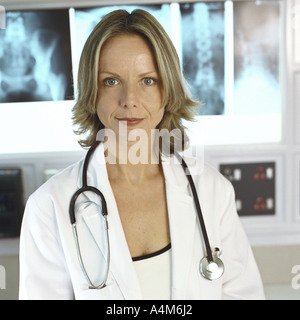 Medico donna in x-ray lab Foto Stock