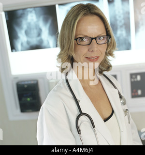 Medico donna in x-ray lab Foto Stock