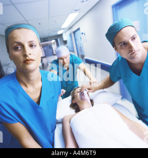 Il team medico di spostamento del paziente sulla barella Foto Stock