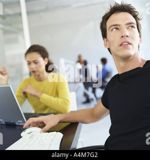 Casualmente vestito di persone che lavorano in ufficio Foto Stock