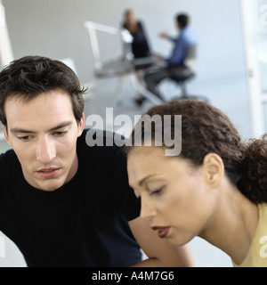 Casualmente vestito di persone che lavorano in ufficio Foto Stock