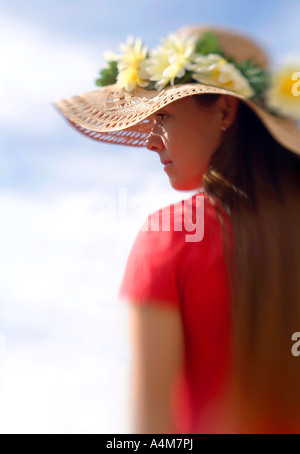 Ritratto di un affascinante giovane donna con i capelli lunghi e indossa un floppy paglia cappello per il sole. Foto Stock