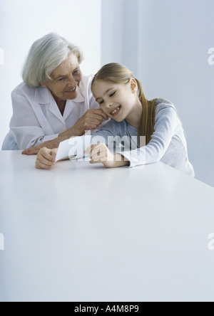 Nonna e nipote guardando foto insieme Foto Stock