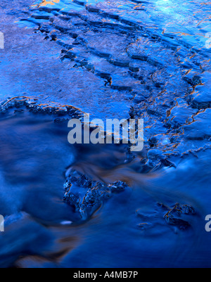 Accumulo di strati su una cascata ghiacciata in Glencoe Foto Stock