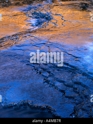 Accumulo di strati su una cascata ghiacciata in Glencoe Foto Stock