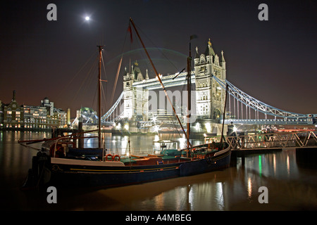 Barca ormeggiata presso il Tower Bridge di notte. Tower Hamlets, London, England, Regno Unito Foto Stock
