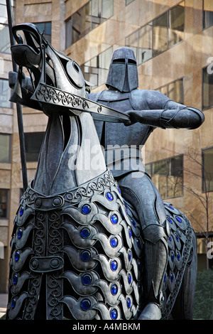 Statua di cavaliere medievale a cavallo. Devonshire Square, la città di Londra, Inghilterra, Regno Unito Foto Stock