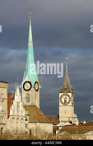 L'orologio le torri e i campanili della Chiesa Fraumünster (sinistra) e la chiesa di San Pietro (a destra) nella città vecchia di Zurigo, Svizzera. Foto Stock